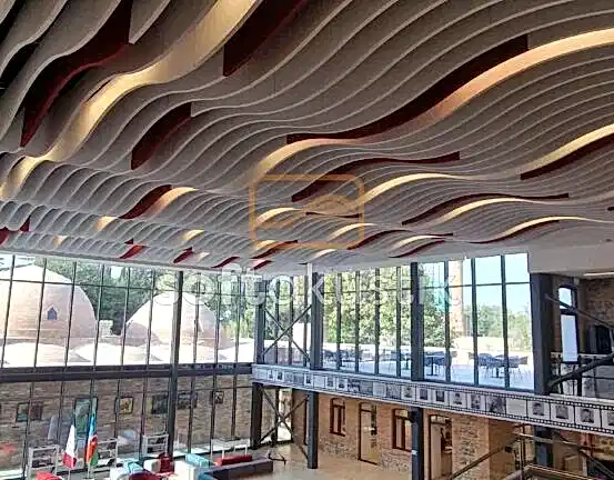 cam-yunu-dolgulu-baffle-tavan-paneli-ev-sinema-sistemleri