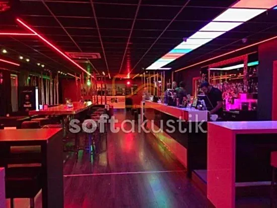disco-bar-ses-yalitimi-ve-modern-mimari-cozumler