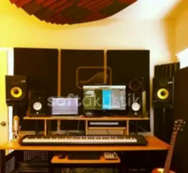 radyo-istasyonu-akustigi-ve-dj-mikrofon-akustigi